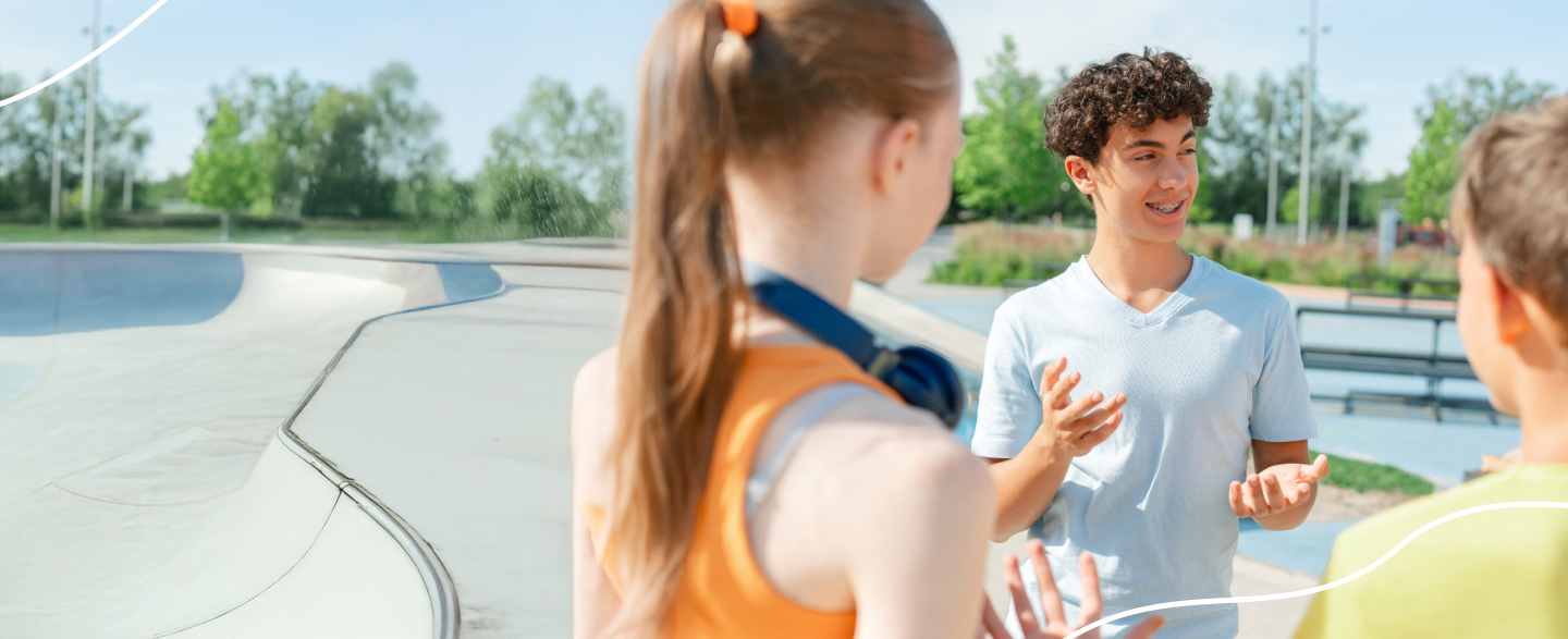 Groepje pratende adolescenten in een skatepark