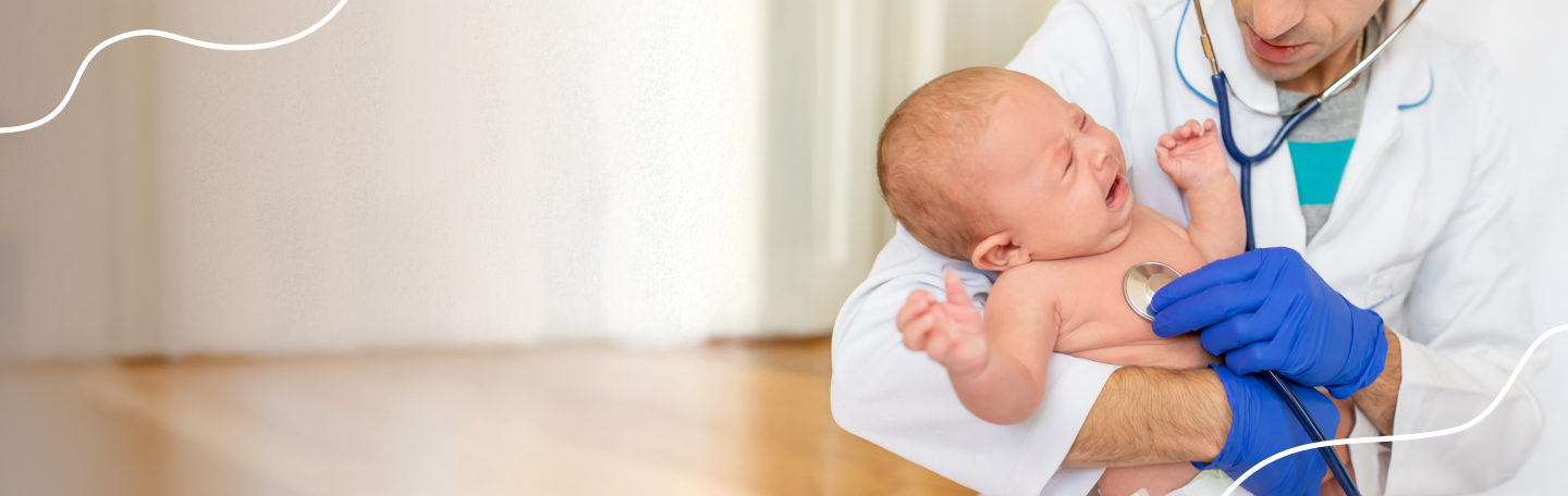 Wenende baby in de armen van de dokter