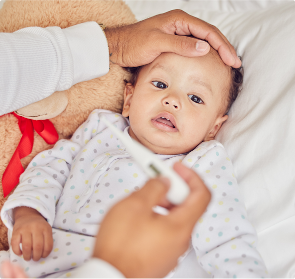 Ouder neemt de lichaamstemperatuur op van kind met symptomen van meningitis door meningokken