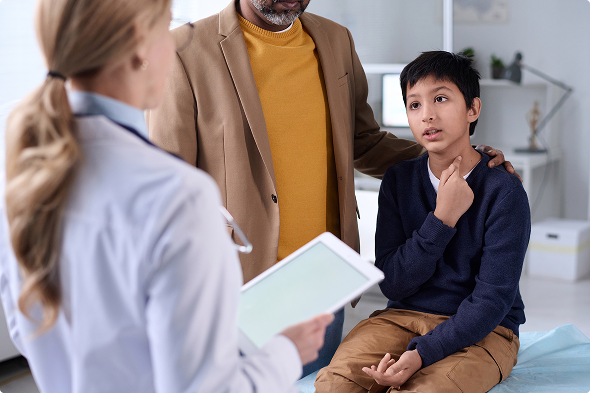 Adolescent met nekpijn bij de dokter Adolescent met nekpijn bij de dokter