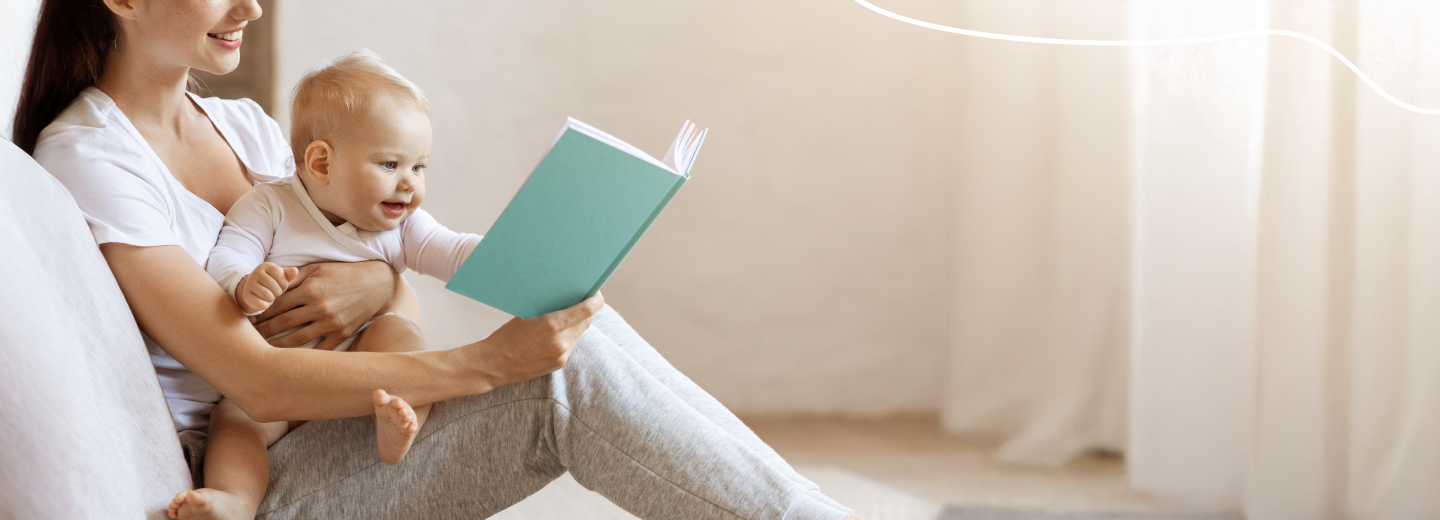 Moeder met kind leest informatie over meningitis door meningokokken