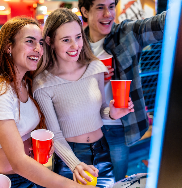 Adolescenten die samen zijn en drankjes met elkaar delen Adolescenten die samen zijn en drankjes met elkaar delen