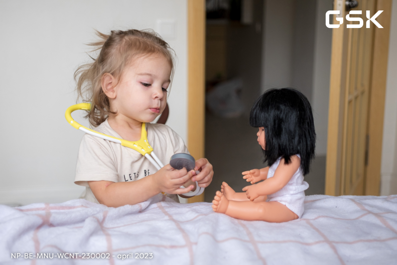 Meisje onderzoekt pop met een speelgoed stethoscoop