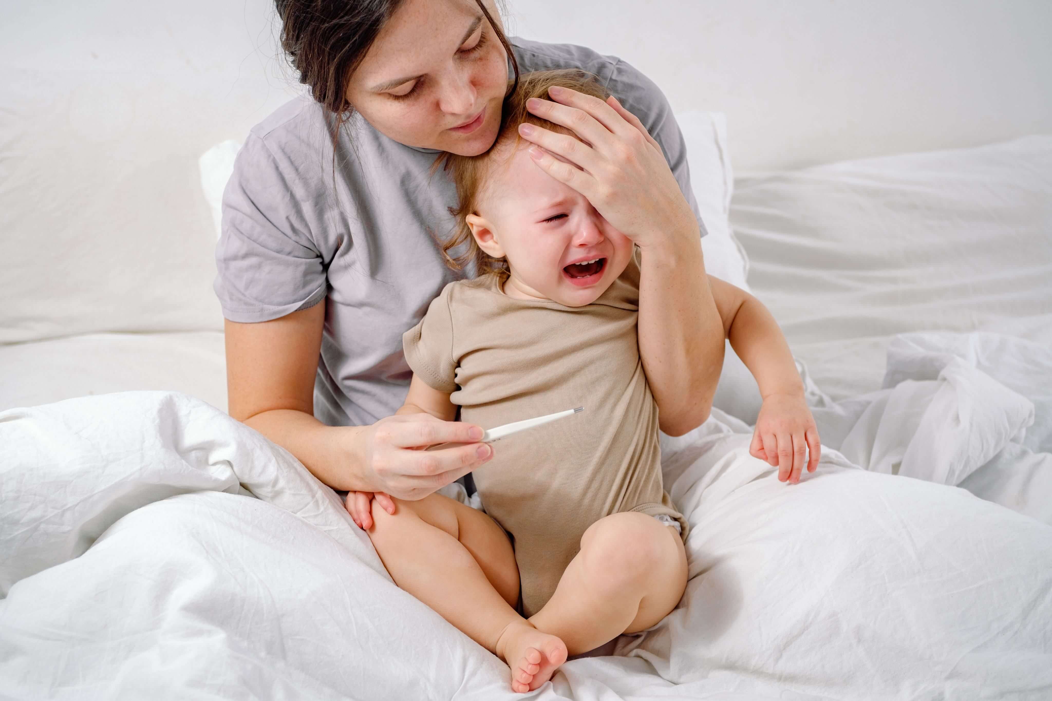 mama met kind met koorts