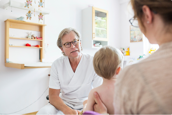 Kinderarts die meningitis door meningokokken uitlegt aan moeder en kind