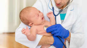 Wat is de behandeling van meningitis door meningokokken?